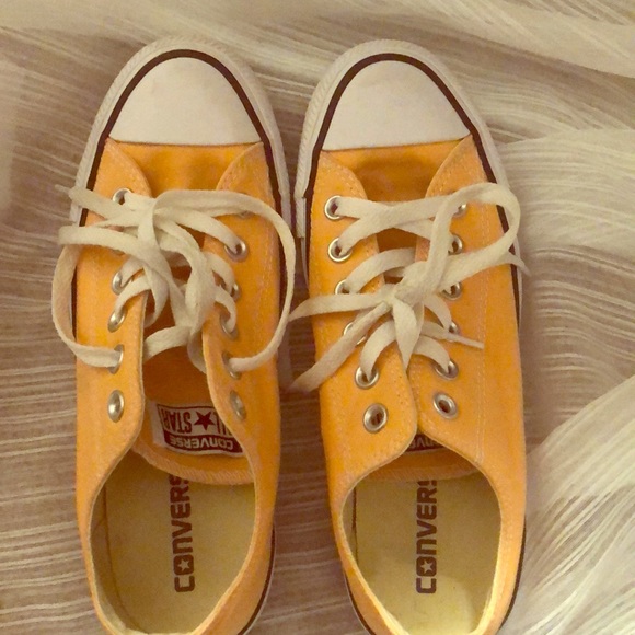 Converses - Picture 1 of 1